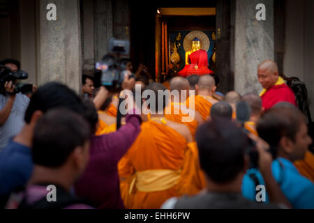 Les moines bouddhistes du temple de la Mahabodhi entrer, Bodh Gaya, en Inde, un jour après le terrorisme d'une bombe le 7 juillet 2013. Banque D'Images