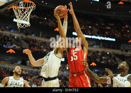 13 mars 2015 : Centre de l'Ohio State Buckeyes McDonald Trey (55) tente de mettre en place une balle dans la deuxième moitié au cours de la Big Ten 2015 Men's Basketball Tournament match entre l'Ohio State Buckeyes et la Michigan State Spartans au United Center de Chicago, IL. Michigan State a gagné 73-63 sur Ohio State. Patrick Gorski/CSM Banque D'Images