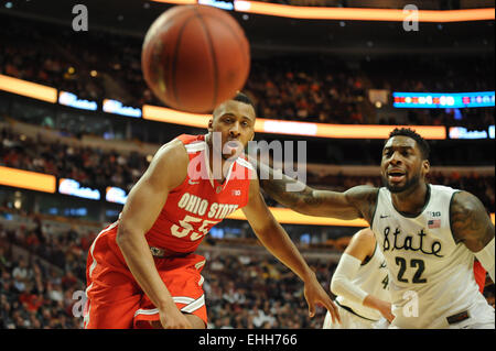 13 mars 2015 : Centre de l'Ohio State Buckeyes McDonald Trey (55) pertes la balle de la Michigan State Spartans guard Branden Dawson (22) dans la seconde moitié au cours de la Big Ten 2015 Men's Basketball Tournament match entre l'Ohio State Buckeyes et la Michigan State Spartans au United Center de Chicago, IL. Michigan State a gagné 73-63 sur Ohio State. Patrick Gorski/CSM Banque D'Images