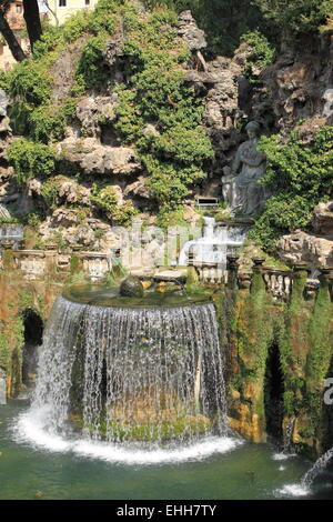 Fontaine ovale dans la Villa d'Este, Tivoli Banque D'Images