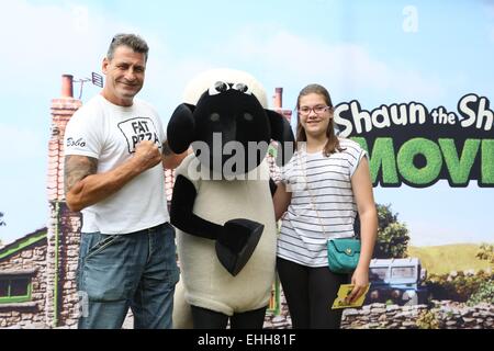 Sydney, Australie. 14 mars 2015. Le marché des célébrités 'Green Carpet' au quartier de divertissement Hoyts, Bent Street, Moore Park pour la première australienne de Shaun le mouton. Photo n'est Johnny Boxer (Fat Pizza). Crédit : Richard Milnes/Alamy Live News Banque D'Images