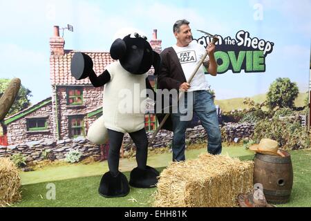 Sydney, Australie. 14 mars 2015. Le marché des célébrités 'Green Carpet' au quartier de divertissement Hoyts, Bent Street, Moore Park pour la première australienne de Shaun le mouton. Photo n'est Johnny Boxer (Fat Pizza). Crédit : Richard Milnes/Alamy Live News Banque D'Images