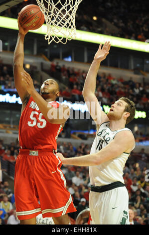 13 mars 2015 : Centre de l'Ohio State Buckeyes McDonald Trey (55) met en place un tir sous le panier dans la deuxième moitié au cours de la Big Ten 2015 Men's Basketball Tournament match entre l'Ohio State Buckeyes et la Michigan State Spartans au United Center de Chicago, IL. Michigan State a gagné 76-67 sur Ohio State. Patrick Gorski/CSM Banque D'Images