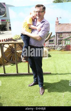 Sydney, Australie. 14 mars 2015. Le marché des célébrités 'Green Carpet' au quartier de divertissement Hoyts, Bent Street, Moore Park pour la première australienne de Shaun le mouton. Sur la photo est Giles Hardy avec son fils. Crédit : Richard Milnes/Alamy Live News Banque D'Images