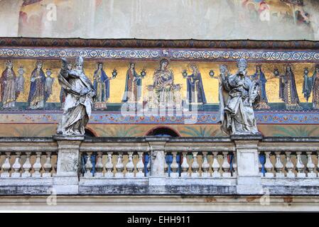 Façade de l'église Saint Mary dans le Trastevere Banque D'Images