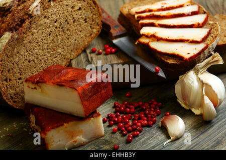 Porc salé avec poivre rouge et pain de seigle. Banque D'Images