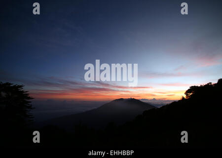 San Jose, Costa Rica. 13Th Mar, 2015. Le Volcan Turrialba est vu à Turrialba, Costa Rica, le 13 mars 2015. Depuis jeudi, le Volcan Turrialba a enregistré des éruptions de cendres et de pierres autorités invitant pour évacuer les résidents vivant à proximité du volcan. Credit : Kent Gilbert/Xinhua/Alamy Live News Banque D'Images