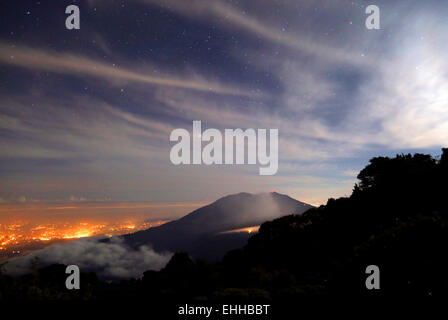 San Jose, Costa Rica. 13Th Mar, 2015. La fumée monte du Volcan Turrialba à Turrialba, Costa Rica, le 13 mars 2015. Depuis jeudi, le Volcan Turrialba a enregistré des éruptions de cendres et de pierres autorités invitant pour évacuer les résidents vivant à proximité du volcan. Credit : Kent Gilbert/Xinhua/Alamy Live News Banque D'Images