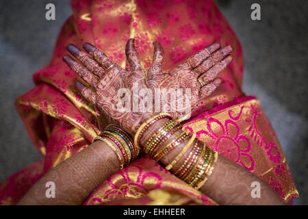 Close-up of Indian bride ses mains avec de la conception de tatouage Banque D'Images