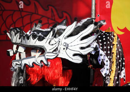 Dragon dansant au défilé du Nouvel An chinois Banque D'Images