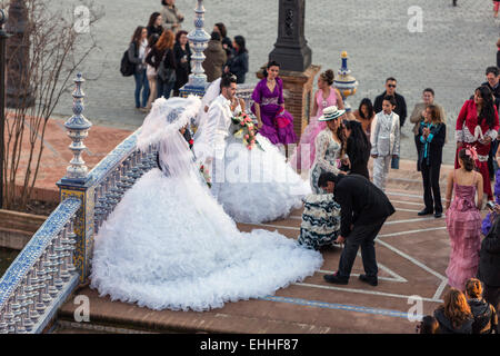 Paire de mariage gitan, boda gitana, dans session photographique, sur la Plaza de España, place d'Espagne, Banque D'Images