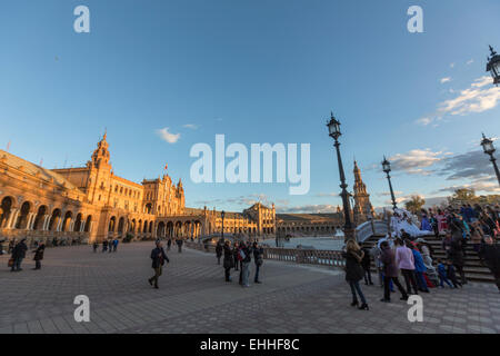 Paire de mariage gitan, boda gitana, dans session photographique, sur la Plaza de España, place d'Espagne, Banque D'Images