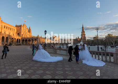 Paire de mariage gitan, boda gitana, dans session photographique, sur la Plaza de España, place d'Espagne, Banque D'Images