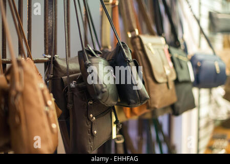 Sacs à main en cuir collection dans le magasin. Banque D'Images