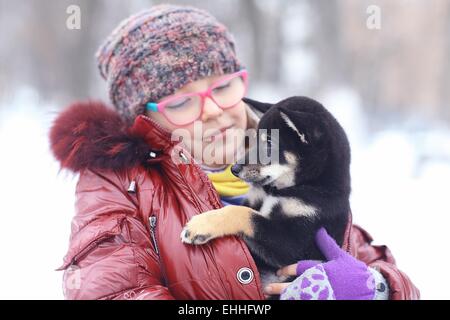 Portrait d'une fille et l'hiver de chiot Banque D'Images