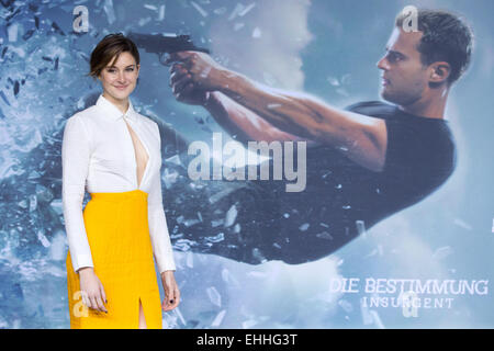 Berlin, Allemagne. 13Th Mar, 2015. L'actrice Shailene Woodley arrive pour la première de son nouveau film 'Insurgent' à Berlin, Allemagne, 13 mars 2015. Le film commence dans des cinémas à travers l'Allemagne le 19 mars 2015. Photo : Joerg Carstensen/dpa/Alamy Live News Banque D'Images