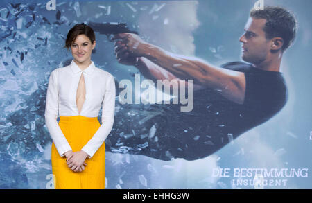 Berlin, Allemagne. 13Th Mar, 2015. L'actrice Shailene Woodley arrive pour la première de son nouveau film 'Insurgent' à Berlin, Allemagne, 13 mars 2015. Le film commence dans des cinémas à travers l'Allemagne le 19 mars 2015. Photo : Joerg Carstensen/dpa/Alamy Live News Banque D'Images