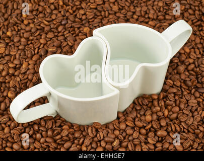 Deux tasses vides sur les grains de café Banque D'Images