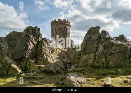 Le vieux John folie contre ciel bleu, Bradgate Park, Charnwood, Leicestershire, Angleterre, Royaume-Uni. Banque D'Images