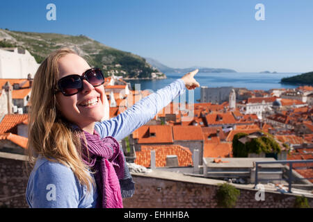 Les touristes à la recherche de Dubrovnik Banque D'Images
