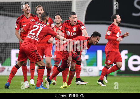 Leverkusen, Allemagne. 13Th Mar, 2015. Leverkusen est Omer Toprak (avant, l), Kyriakis Papadopoulos (3e R) et Wendell (2e R) célébrer au cours de la match de football Bundesliga Bayer 04 Leverkusen contre le VfB Stuttgart à Leverkusen, Allemagne, 13 mars 2015. Photo : Marius Becker/dpa/Alamy Live News Banque D'Images