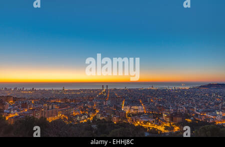 Vue panoramique sur Barcelone juste avant le lever du soleil Banque D'Images