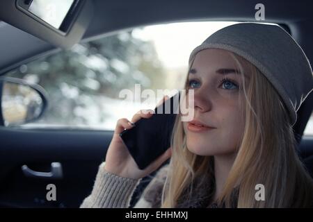 Belle jeune teen blonde dans la voiture Banque D'Images