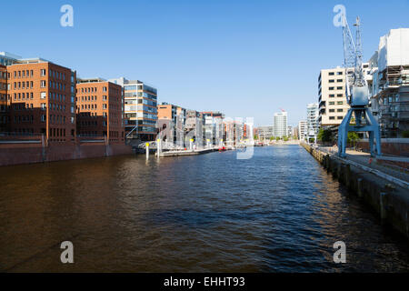 Sandtorhafen dans la Hafencity à Hambourg, en Allemagne, avec un mélange d'architecture ancienne et nouvelle Banque D'Images