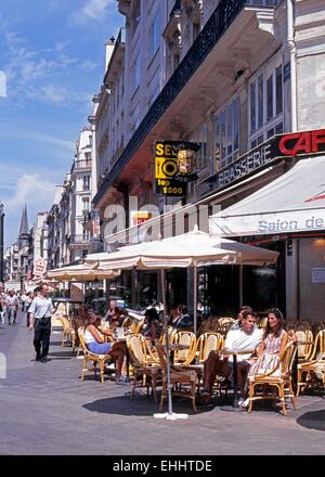 Cafe de la chaussée le long de la rue Saint Denis dans le centre-ville, Paris, France, l'Europe de l'Ouest. Banque D'Images