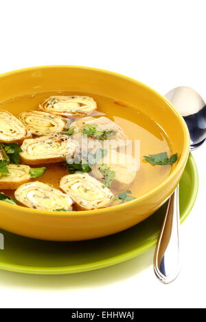 Facile soupe au poulet avec egg rolls. Banque D'Images