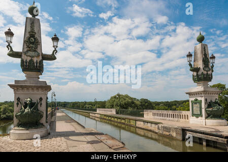 Pont-canal sur la Loire de Canal latéral à la Loire en France. Banque D'Images