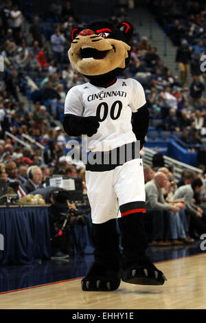 Hartford, Connecticut, USA. 13Th Mar, 2015. Les Cincinnati Bearcats mascot durant la ronde quart de finale de l'American Athletic Conference tournoi au XL Center à Hartford, Connecticut. New York battu Cincinnati 57-54. Anthony Nesmith/Cal Sport Media/Alamy Live News Banque D'Images