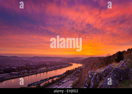 Vue sur la Meuse à Huy en Belgique lors d'un coucher de soleil rouge Banque D'Images