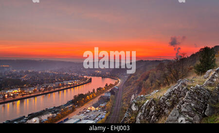 Vue sur la Meuse à Huy en Belgique lors d'un coucher de soleil rouge Banque D'Images