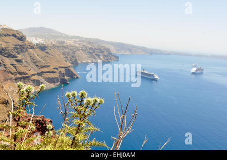 La falaise de Santorin avec l'océan bleu de la mer Egée, en Grèce. Banque D'Images