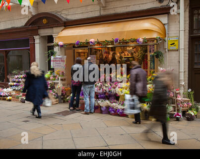 Southport, Merseyside, Royaume-Uni. 14 mars, 2014. En "Mode. Les fleuristes, fleuriste, fleurs, boutique de fleurs, la vente au détail, de travail, de face, l'occupation, la petite entreprise, entrepreneur, entreprise, horizontale, bouquet, magasin, à la boutique de fleurs sont de plus en "Mode" qui est le dimanche 15 mars et occupé à préparer pour leur week-end le plus achalandé de l'année. Banque D'Images