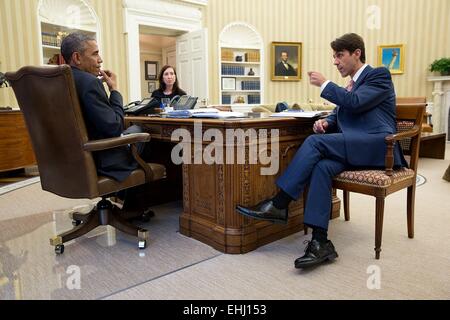 Le président américain Barack Obama parle avec David Simas, Directeur de la stratégie politique et de sensibilisation, et Katie Beirne Fallon, Directeur des affaires législatives dans le bureau ovale de la Maison Blanche, le 29 octobre 2014 à Washington, DC. Banque D'Images