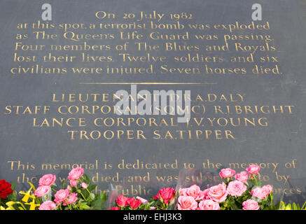 Mémorial pour les Reines des maîtres nageurs et les chevaux qui ont perdu leur vie pour une bombe terroriste Londres Angleterre Banque D'Images