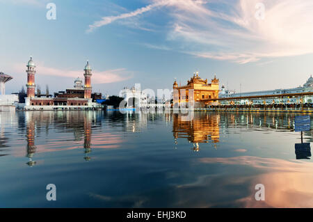 Golden Temple (Harmandir Sahib aussi Darbar Sahib) dans la soirée. Amritsar. Punjab. L'Inde Banque D'Images