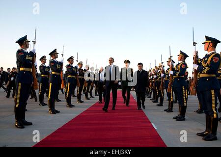 Le président américain Barack Obama est escorté à l'Air Force One par le Ministre des affaires étrangères Wang Yi à l'Aéroport International de Pékin avant le départ le 12 novembre 2014 à Beijing, Chine. Banque D'Images
