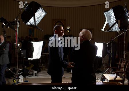 Le président américain Barack Obama parle avec Bob Schieffer après une interview de CBS font face à la Nation dans le bureau ovale de la Maison Blanche le 7 novembre 2014 à Washington, DC. Banque D'Images