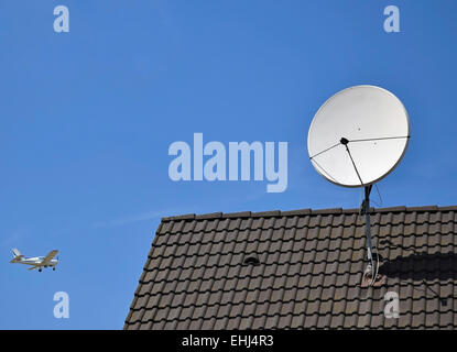 Antenne satellite sur le toit d'un bâtiment Banque D'Images