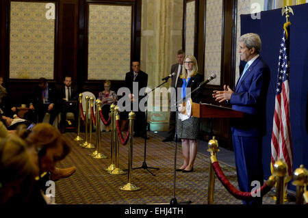 Charm el-Cheikh, en Égypte. 13 mars, 2015. Le secrétaire d'Etat John Kerry parle lors d'une conférence de presse à Charm el-Cheikh le 14 mars 2015, après avoir assisté à la Conférence sur le développement économique de l'Égypte le jour précédent. Kerry a déclaré samedi à la veille de nouveaux pourparlers avec l'Iran sur son programme d'énergie nucléaire qu'il était difficile de savoir si un accord intérimaire pourrait être atteint d'ici la fin du mois Crédit : Stringer/APA/Images/fil ZUMA Alamy Live News Banque D'Images