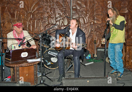 Photo par : Charlie Bryan Photo:Camden Londres UK, 12 mars 2015 : James McCartney, le producteur de musique jeunesse/Killing Joke et membre à effectuer Mycal Gilgamesh Bar Londres dans l'aide de retour à l'humanité les concerts pour l'organisme de bienfaisance ' l'alimentation pour tous.' Date 12/03/2015 REF : Banque D'Images