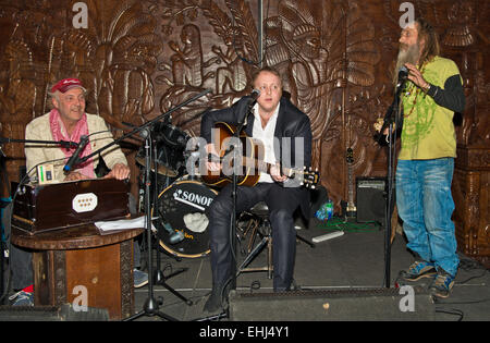 Photo par : Charlie Bryan Photo:Camden Londres UK, 12 mars 2015 : James McCartney, de la jeunesse et de l'effectuer à Gilgamesh Mycal Bar Londres dans l'aide de retour à l'humanité les concerts pour l'organisme de bienfaisance ' l'alimentation pour tous.' Date 12/03/2015 REF : Banque D'Images