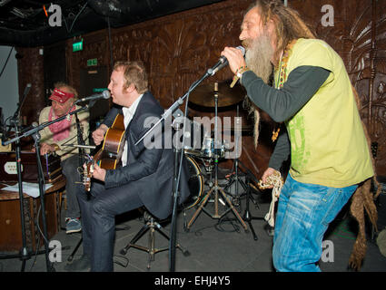 Photo par : Charlie Bryan Photo:Camden Londres UK, 12 mars 2015 : James McCartney, de la jeunesse et de l'effectuer à Gilgamesh Mycal Bar Londres dans l'aide de retour à l'humanité les concerts pour l'organisme de bienfaisance ' l'alimentation pour tous.' Date 12/03/2015 REF : Banque D'Images