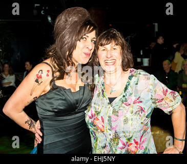 Photo par : Charlie Bryan Photo:Camden Londres UK, 12 mars 2015 : Janis Winehouse et Hommage artiste Laura Jane Butler 'My Winehouse' à Londres en Bar Gilgamesh Aide de retour à l'humanité les concerts pour l'organisme de bienfaisance ' l'alimentation pour tous.' Date 12/03/2015 REF : Banque D'Images