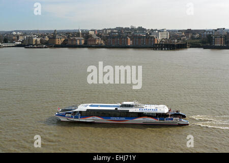 Clippers Thames Clipper Cyclone catamaran sur la Tamise à Tilbury, Gravesend avec en arrière-plan Banque D'Images