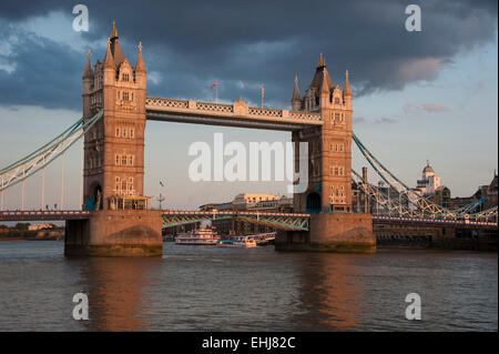 Londres, UK - 7 août 2014 : le Tower Bridge de Londres pendant le coucher du soleil Banque D'Images