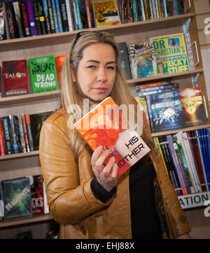 Formby, Southport, Merseyside UK. 14 mars, 2015. Signature de livre Tapia-Bowes Sally-Anne à Formby Books. Tapia-Bowes Sally-Anne a obtenu son diplôme à l'Université Hope avec un diplôme en littérature anglaise et l'art contemporain. Elle est une ancienne employée de Pearson Casterman ayant travaillé comme un examinateur principal pour G.C.S.E. La littérature anglaise et l'examinateur en chef pour I.G.C.S.E. La littérature anglaise. Sa mère est son premier roman du crime aux suites son père et leurs parents à suivre. Thèmes de la série sont les familles dysfonctionnelles, de la santé mentale, la perte et le regret. Banque D'Images